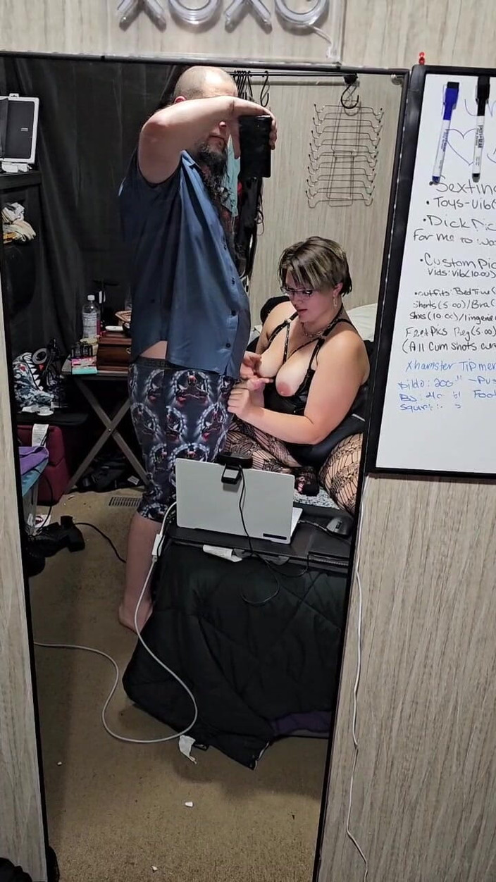 Funhousewife69: Přišel do ložnice a přinutil mě sát mu péro