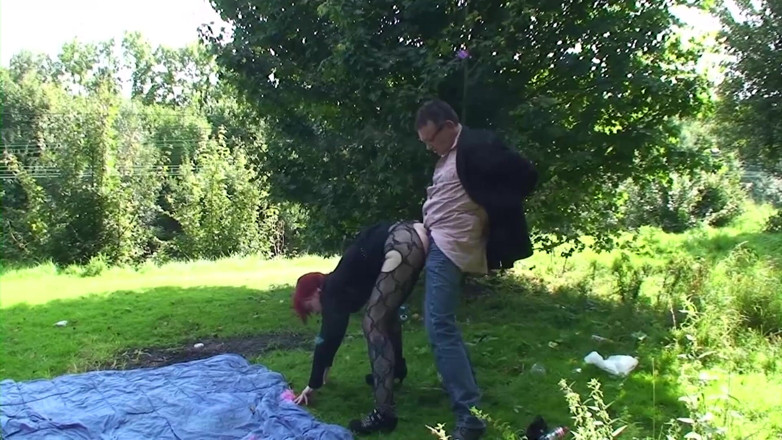 Public Entertainment: Un couple baise dans la nature
