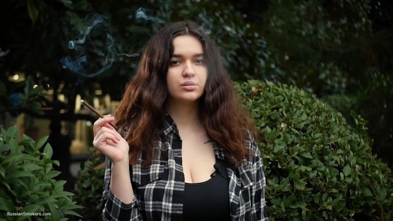 Russian Smokers: Słodka i rosyjska laska pali papierosa w naturze