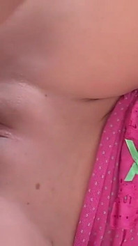 Un bărbat mai în vârstă șurubează găurile rase ale unei gagici sexy în mai multe feluri