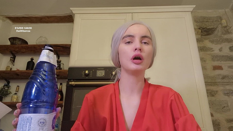 Faith Eros: 继母吮吸瓶子 - 脖子恋物癖，喉咙恋物癖