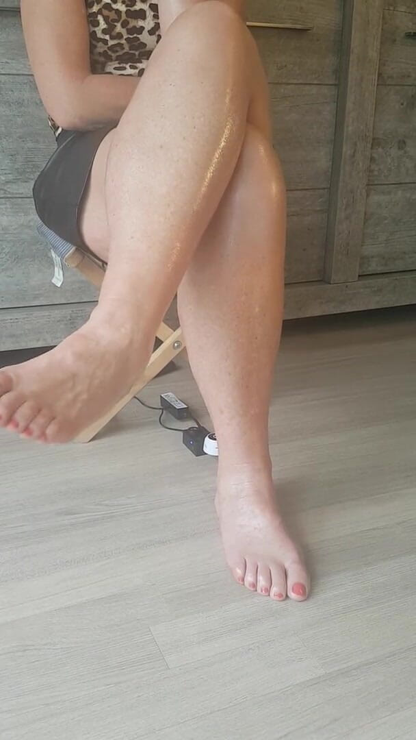MisS Angel: Playing whit barefeet again.