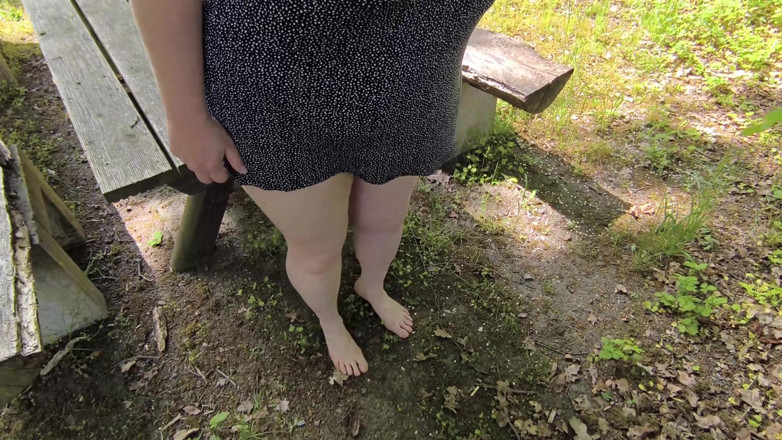 Bouncy Tits Action: Schiaffeggiando tette e vagina sul tavolo da picnic