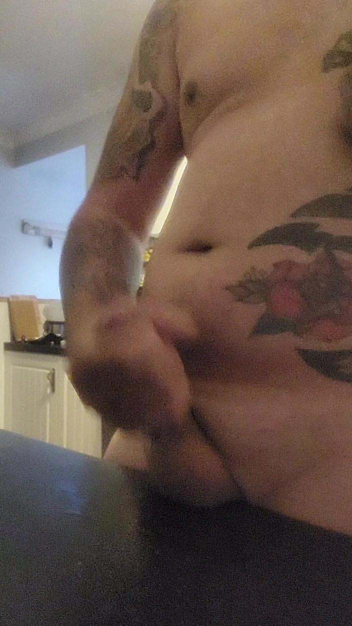 Garywhore: कामुक लड़का लंड चाट रहा है, किचन काउंटर पर वीर्य निकाल रहा है और ऊपर से चाट रहा है