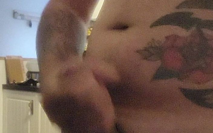 Garywhore: Ragazzo arrapato si masturba, sborra sul bancone della cucina e...
