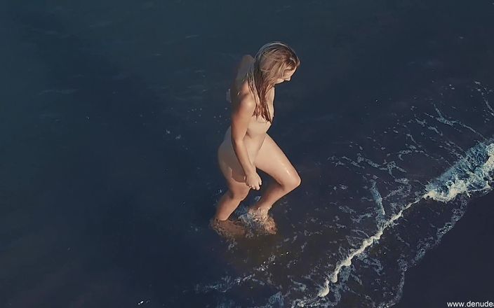 Denudeart: Schönes blondes mädchen windelt am strand