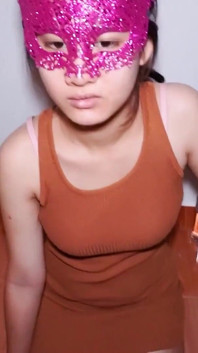 마스크를 쓰고 분위기를 바꾸는 섹스.