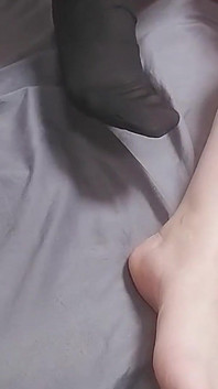 아름다운 발을 마사지하는 배다른 여동생