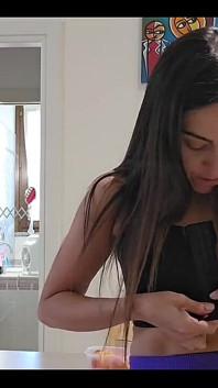Evet, sadece sen biliyorsun. Henüz sosyal medyada söylemedim ama göğüslerim büyüdü