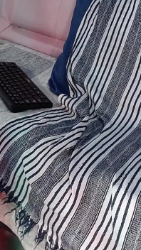 Mann mit seinem sehr harten schwanz versucht zu urinieren