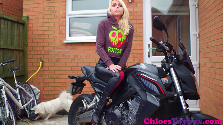 Chloe Toy: Hút thuốc xe đạp chic