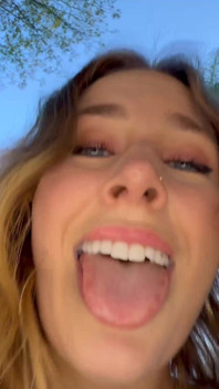 POV mit zierlichem mädchen fiona peaches
