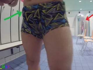 Je me branle dans les vestiaires à la piscine et je voulais effectivement jouir, mais j’ai failli me faire prendre trois fois