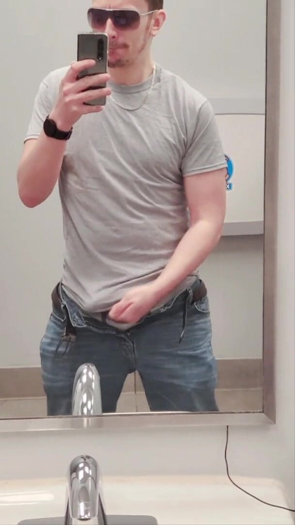 Ballbuster boi: Молодой самовыдашник схватывает его яйца в ванной Walmart