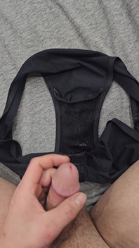 Sborro dentro il mio piccolo spandex pallavolo e le sue mutandine sporche che ha lasciato sul pavimento del bagno
