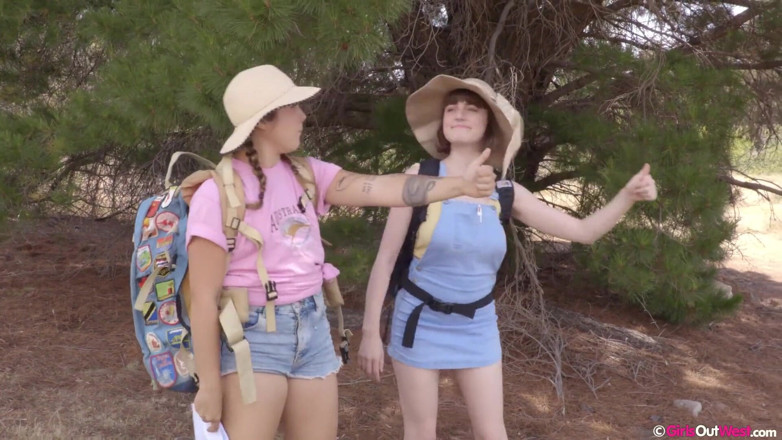 Girls Out West: Süße behaarte mädchen werden während einer lesbischen orgie im australischen...