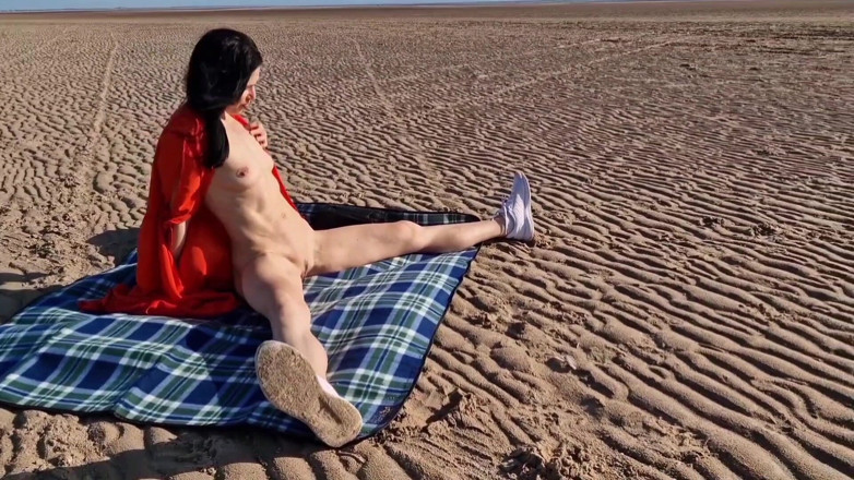 Nicky Brill: นักแสดงแก้ผ้าบนชายหาด