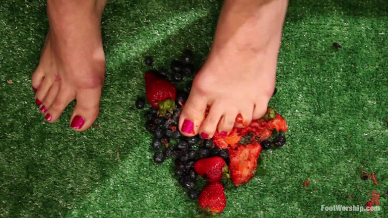 Foot Worship by Kink: Lesbické jahodové nohy potraviny drcení!