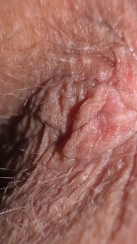 Aşırı anal görünüm: üvey babam göt deliğime birkaç kelime söyledi, sessizce osurduğumu duydu ve anal seks yaptığını fark etti