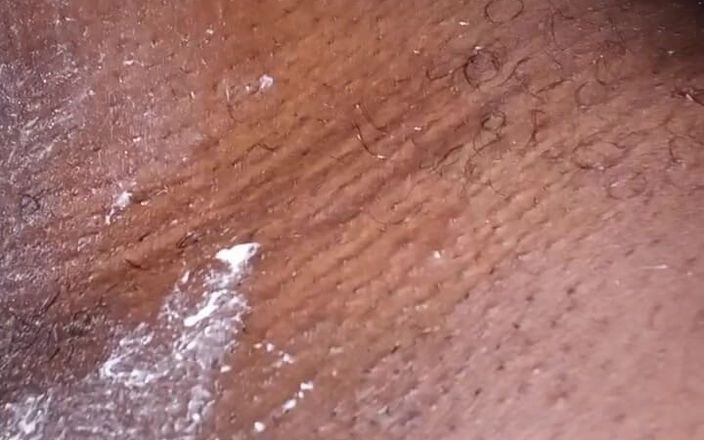 bigBlackie699: 20-летний африканский паренек с большим хуем играет с его большим черным членом-монстром для белой киски