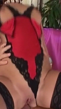 Sexo a três milfs garganta profunda pau e alongamento cu com Toy