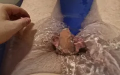 Je joue avec mon sac de couilles en me baignant