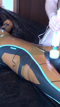 Latex Danielle är fäst vid sängen och onanerar med massagevibratorn