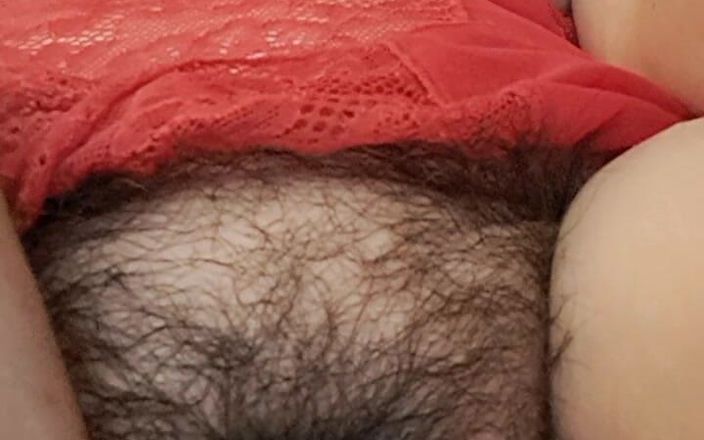 Mommy big hairy pussy: Matrigna che mostra il latte del figliastro nella sua vagina...