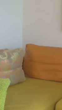 Vestido de leopardo e cabelo rosa quente - duas milfs peitudas compartilham um BBC no Sofá Vermelho
