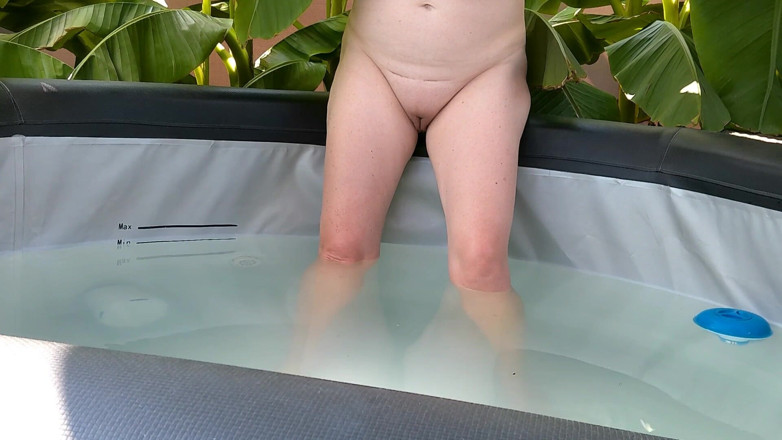 SimoneLive1: I'm Not a Pool Boy