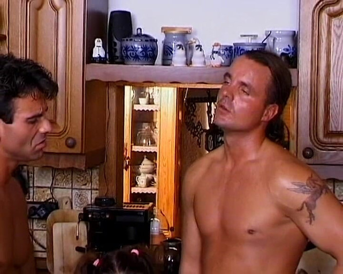 BB Video - Old School: Alman amatör genç kız esmer bir hatunla üçlü grup seks