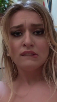 Natalia Starr fingrar på hennes fitta i trappan
