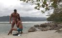 Femdom Austria Boys: Musculoso latino chupando na praia