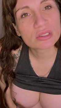 Instructions Amateurs: L’amie De Votre Belle-mère Vous Apprend À Vous Toucher Ainsi Qu’elle Sans Être Entendue