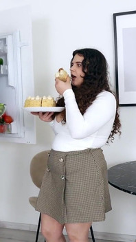 Zakar jurulatih diet baru memancut ke dalam pepek berbulu muda
