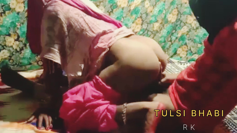 Tulsibhabhi: Indická Desi Bhabhi v různých stylech - žhavý bhabhi sex