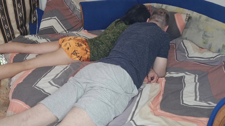 Viktoria_sekret: Vrouw geneukt door vriend in het bijzijn van cuckold