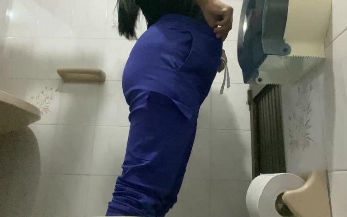 irina69star: Enfermera atrapada en el baño meando