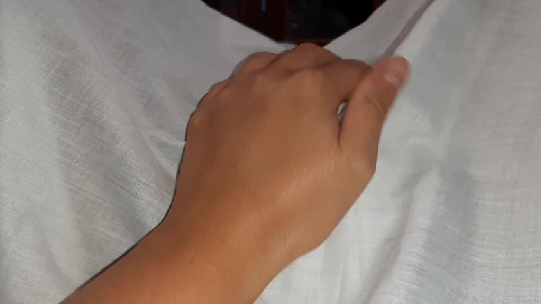 Lesbian-illusion: 내 여친이 시험을 위해 공부하는 동안, 담요 밑에 내 보지를 가지고 노는 이웃