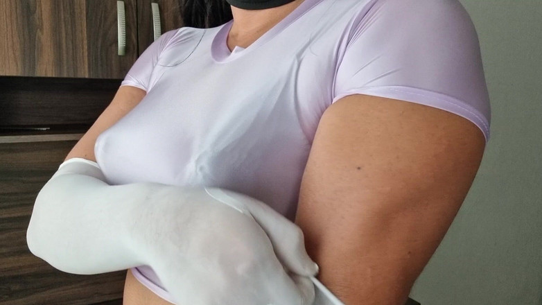 Only bras: 美丽性感的透明氨纶上衣和黑色胸罩，尖头奶子