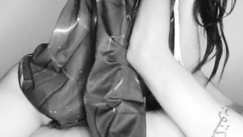 Mili069: Serial hitam film pendek yang menggairahkan secara erotis