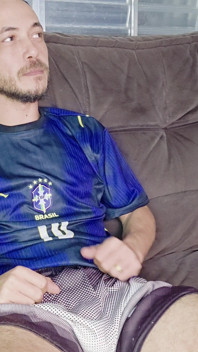 Üvey kız kardeş Brezilya maçını izlerken üvey erkek kardeşi tarafından baştan çıkarılıyor