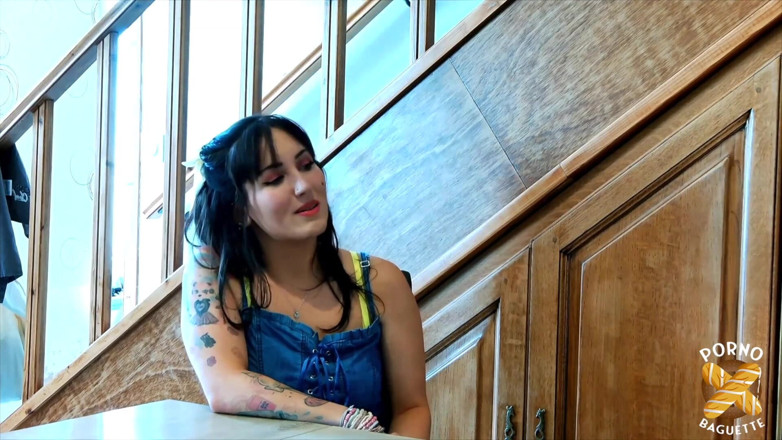 Porno Baguette: Tutty, vera bomba, ama mangiare