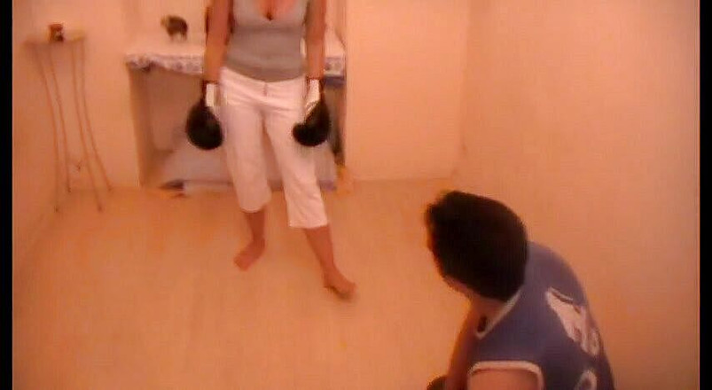 Femdom Austria: Zmáčila svého otroka a užívala si to