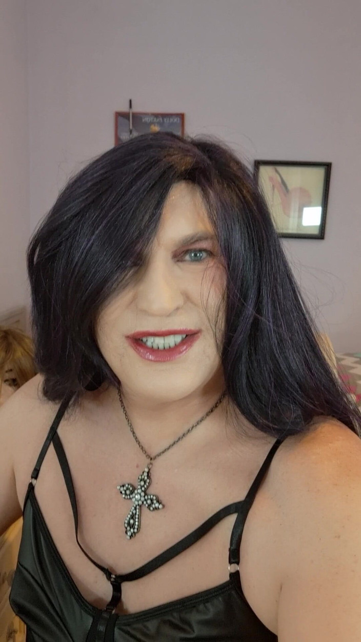 Victoria Lecherri: Laten we onze benen spreiden als vrouwen en elkaar likken!