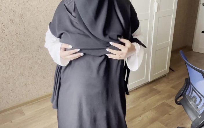 Lux Eva: Une musulmane se masturbe en hijab