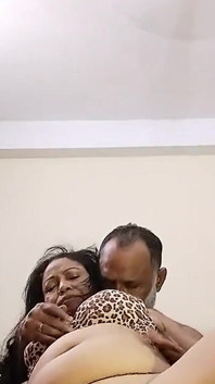 Bhabhi lutscht vorspiel mit ihrem stiefvater, heiße nippel, kleine muschi lutscht vorspiel