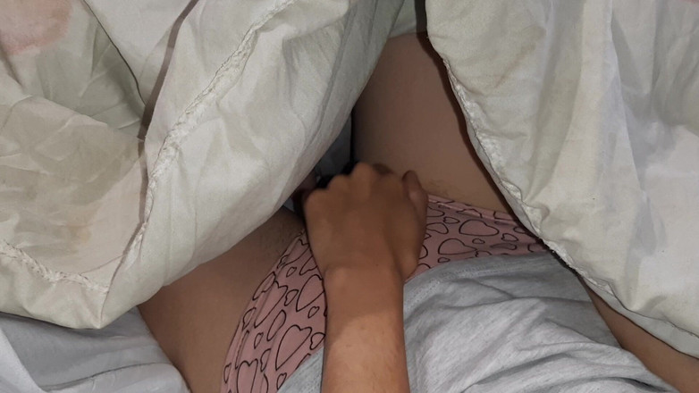 Lesbian-illusion: 선생님이 숙제를 확인하는 동안, 내 친구와 나는 그녀 뒤에 더러운 행동을하고 있다