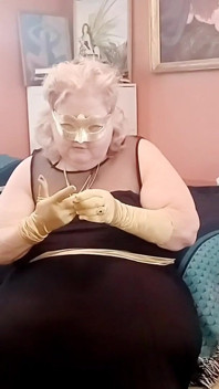 Fetish sarung tangan satin gold lagi asik muasin memeknya dengan gaya bbw