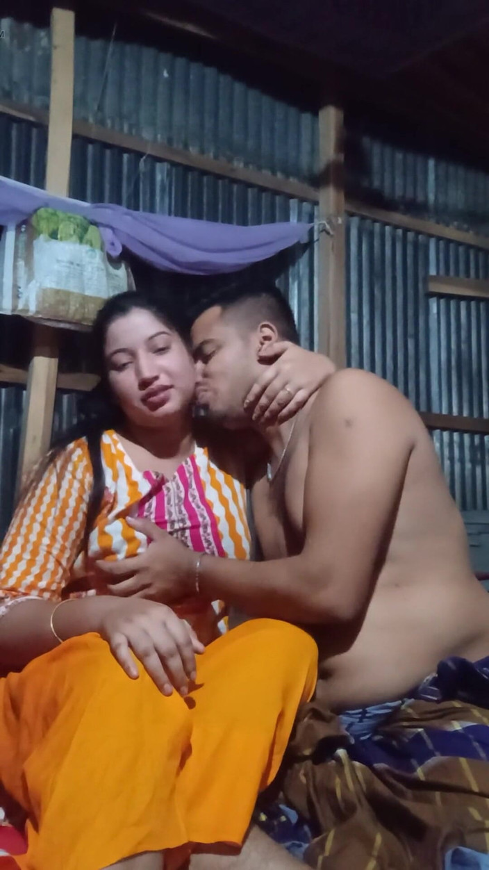 Taniyaxx: Desi Kissing